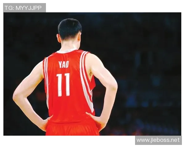 姚明亲自为球迷擦鞋的视频引发热议展现运动员亲和力与人性光辉