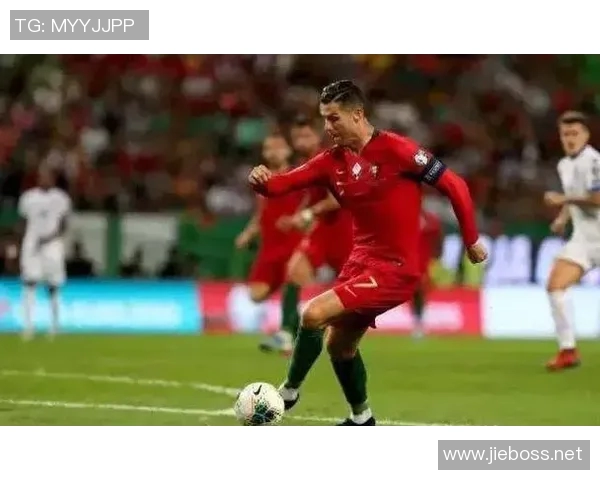 足球场上的格斗之星揭秘那些曾学过格斗的足球巨星们的传奇故事