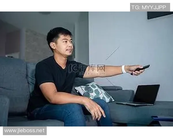 足球明星在沙发上休闲时刻的精彩瞬间与生活态度展示 足球明星在沙发上休闲时刻的精彩瞬间与生活态度展示