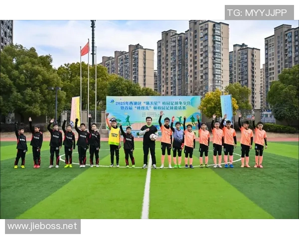 男孩勇敢拒绝足球明星握手引发热议展现自我价值观与偶像崇拜的冲突