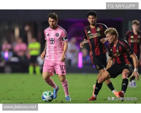 翻滚飞扬的足球明星们在绿茵场上的精彩瞬间与传奇故事 翻滚飞扬的足球明星们在绿茵场上的精彩瞬间与传奇故事